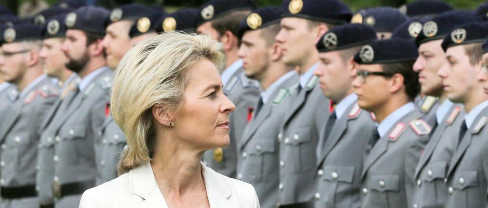 Bundesverteidigungsministerin Ursula von der Leyen (CDU) schreitet in Hamburg an der Bundeswehr-Hochschule beim Beförderungsappell die Front ab.