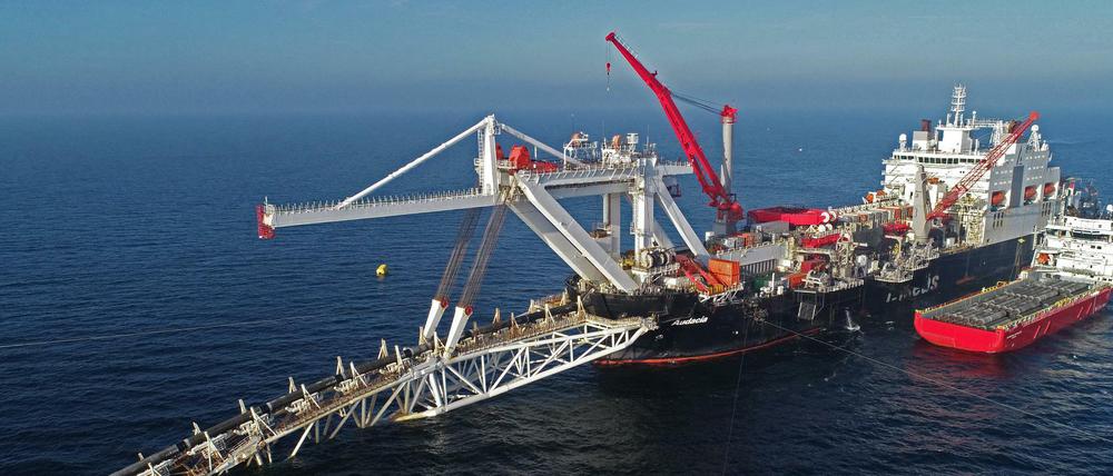 Das Schiff "Audacia" verlegt vor der Insel Rügen Rohre für die Gaspipeline Nord Stream 2. 