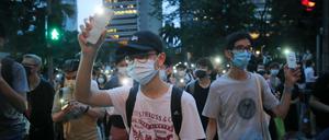 Prodemokratische Demonstranten gingen auch am Dienstag, dem Jahrestag der machtvollen Demonstrationen in Hongkong, mit Handy-Taschenlampen in der Hand als Zeichen des Protestes auf die Straße. 