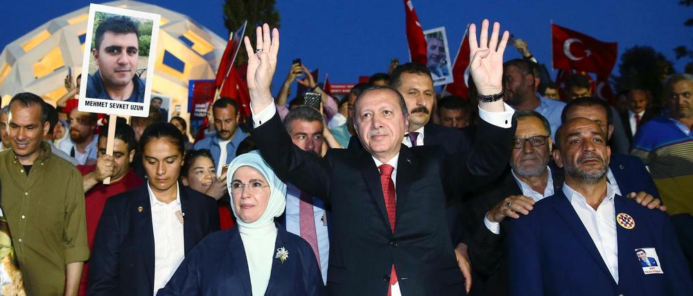 Präsident Recep Tayyip Erdogan - hier am vergangenen Samstag bei einer Gedenkveranstaltung für die Opfer des gescheiterten Putsches vor einem Jahr - geht mit harter Hand gegen Kritiker vor. 