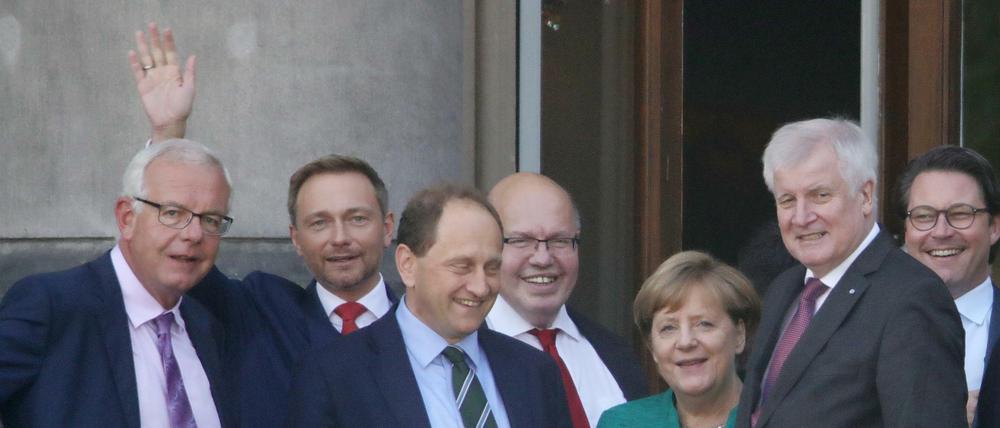 Guck mal, wer da winkt... Bundeskanzlerin Angela Merkel (CDU) inmitten einer Sondierungsrunde am Mittwoch in Berlin.