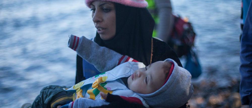 Eine Mutter ist mit ihrem Kind auf der griechischen Insel Lesbos angekommen.  
