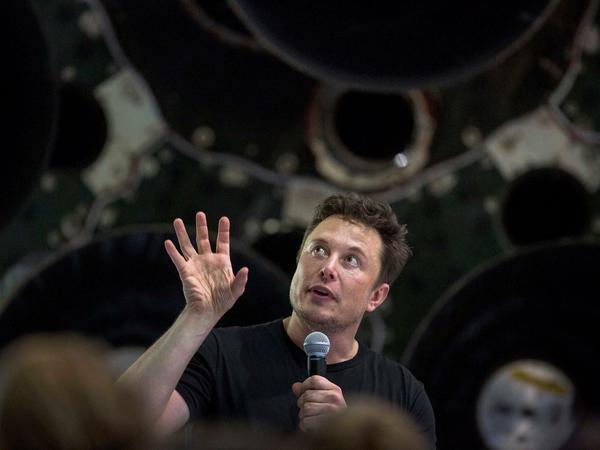 Elon Musk spricht über seine Visionen vom Mondflug.
