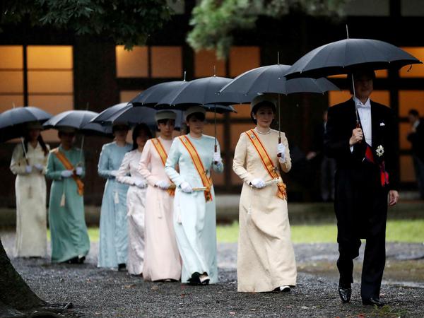 Auf dem Weg zur Zeremonie: Kronprinz Akishino und Kronprinzessin Kiko