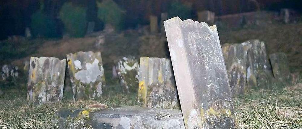 Umgestürzte Grabsteine auf dem jüdischen Friedhof in Saare-Union. Mehrere hundert Gräber wurden geschändet.