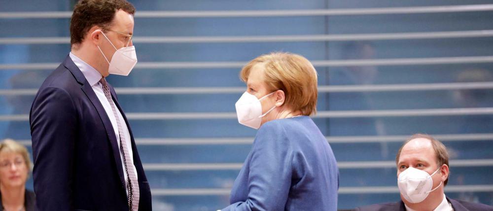 Bundesgesundheitsminister Jens Spahn und Bundeskanzlerin Angela Merkel rechnen mit mehr als 320 Millionen Corona-Impfdosen bis Jahresende.