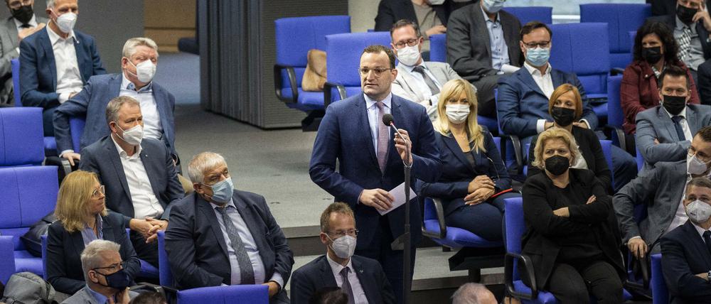 Streit statt wirksame Pandemiebekämpfung im Bundestag. Hier der geschäftsführende Bundesgesundheitsminister Jens Spahn.