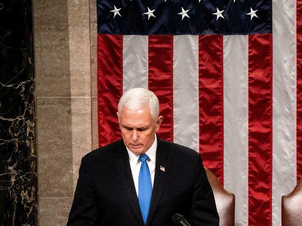 Vize-Präsident Mike Pence, der lange an der Seite Trumps stand, bekennt: „Heute war ein dunkler Tag in der Geschichte des Capitol.“