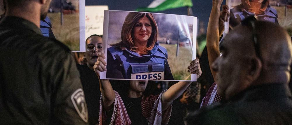 Demonstranten halten Plakate mit Bildern der getöteten Al-Dschasira-Journalistin Schirin Abu Akle während eines Protests.