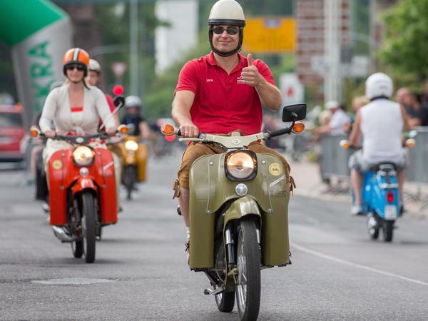 Schwalbe-Mopeds fahren 2014 durch Suhl (Thüringen) bei der Jubiläumsfeier "50 Jahre Simson-Schwalbe".