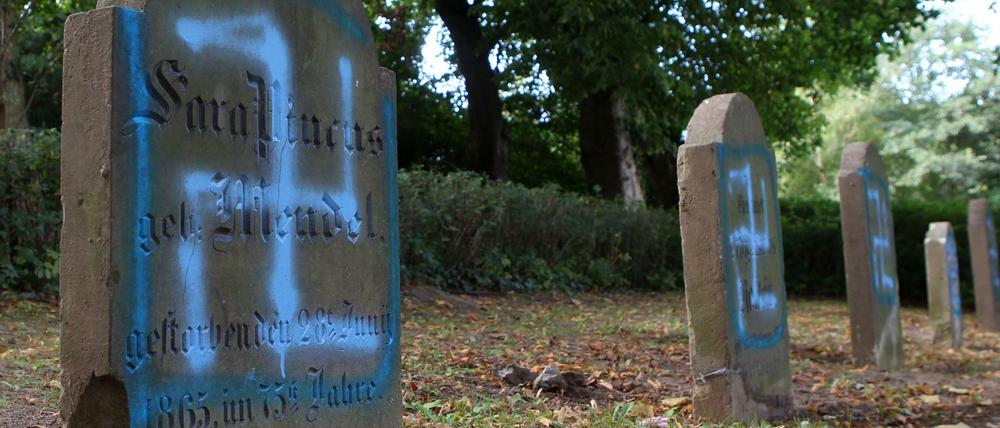 Schmierereien an Grabsteinen auf dem jüdischen Friedhof in Kröpelin (Landkreis Rostock; Archivbild von 2012)