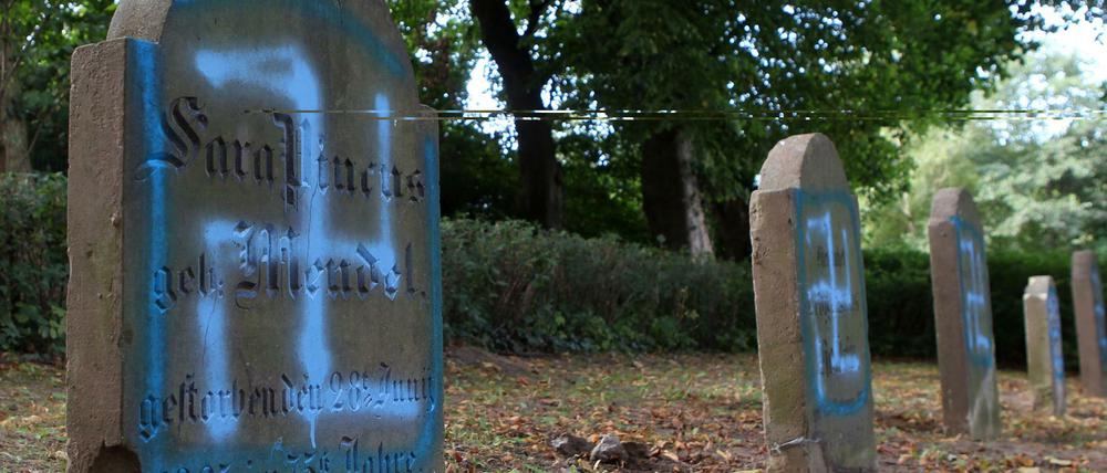 Schmierereien an Grabsteinen auf dem jüdischen Friedhof in Kröpelin. 