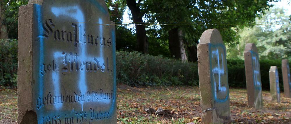 1075 antisemitische Delikte hat die Polizei 2018 bisher gezählt, darunter dürften sich auch diese Schmierereien an Grabsteinen auf dem jüdischen Friedhof in Kröpelin (Landkreis Rostock) finden. 