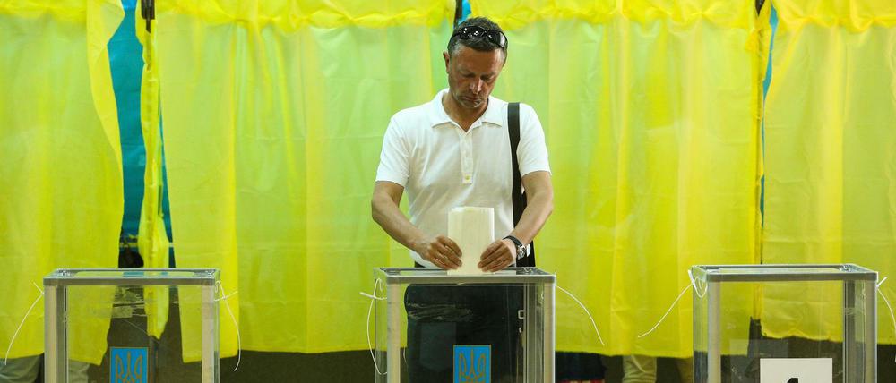 Ein Mann gibt seine Stimme bei der Wahl in der Ukraine ab.