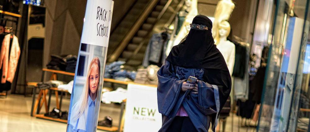 Frau mit Burka: Die Mehrheit der Menschen in Westeuropa ist gegen gegen ein solches Outfit. 