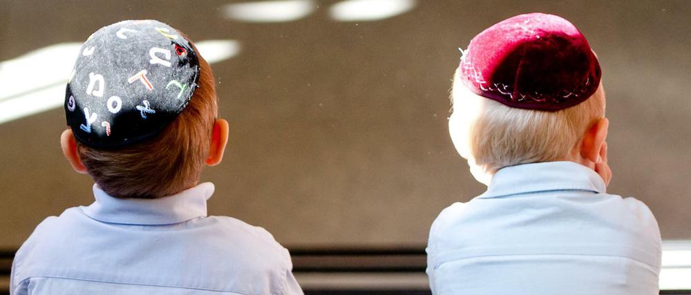 Zwei Jungen mit Kippa in einer Talmud Tora Schule in Hamburg.