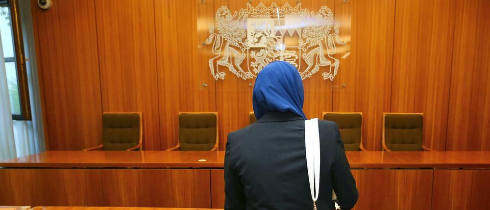 Klägerin mit Kopftuch vor dem Verwaltungsgericht in Augsburg (Archivbild von 2016) 