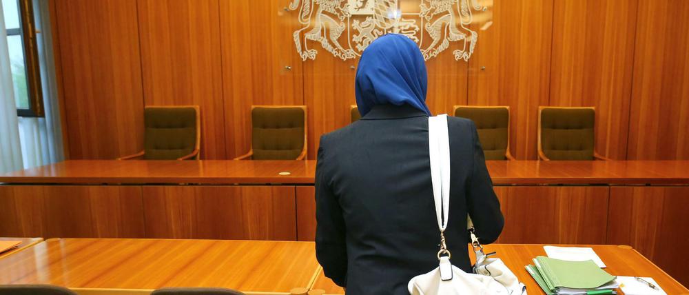 Die gegen das Kopftuchverbot klagende Jurastudentin steht am 30.06.2016 im Verwaltungsgericht in Augsburg.