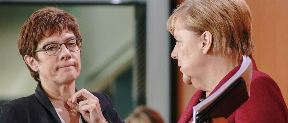 Bundeskanzlerin Angela Merkel (CDU, r) im Gespräch mit Annegret Kramp-Karrenbauer (CDU), Verteidigungsministerin. 