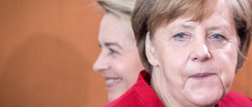 Bundeskanzlerin Angela Merkel (r) und Ursula von der Leyen.