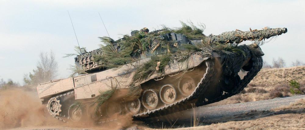 Darf nach der Verschärfung der Rüstungsexportrichtlinien nicht mehr nach Saudi-Arabien exportiert werden: Kampfpanzer vom Typ Leopard 2. Die Opposition in Deutschland fordert nun den Stopp aller Rüstungsexporte in das Land.