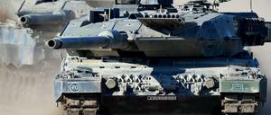 Begehrter Exportartikel: Deutscher Kampfpanzer «Leopard 2 A6» während eines Manövers der Bundeswehr. Die Lieferung des Kampfgeräts nach Saudi-Arabien stoppte Wirtschaftsminister Sigmar Gabriel (SPD).