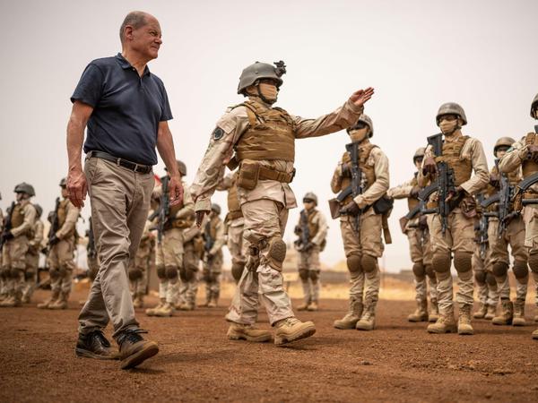Bundeskanzler Olaf Scholz (SPD) , hier auf Truppenbesuch in Niger, wo die Bundeswehr Mitglieder der Nigrischen Armee ausbildet. 