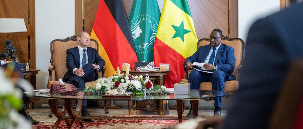 Bundeskanzler Olaf Scholz sitzt neben Macky Sall, Präsident der Republik Senegal, bei einem Gespräch im Präsidentenpalast.