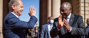 Südafrika ist ein Partner, den Olaf Scholz (hier zusammen mit Präsident Matamela Cyril Ramaphosa) zum G7-Gipfel nach Deutschland geladen hat.