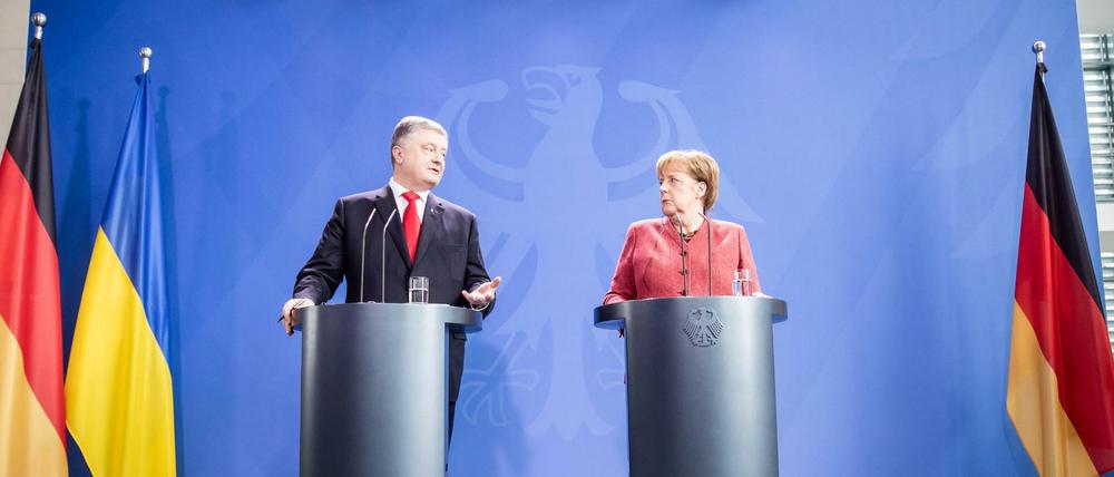 Kanzlerin Angela Merkel steht neben dem ukrainischen Präsidenten Petro Poroschenko.