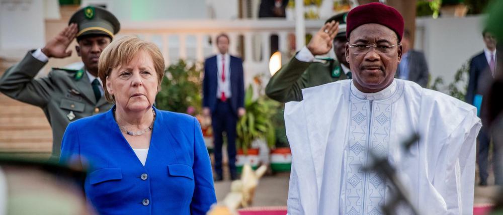 Bundeskanzlerin Angela Merkel wird am Präsidentenpalast vom nigrischen Präsidenten Mahamadou Issoufou mit militärischen Ehren begrüßt. 
