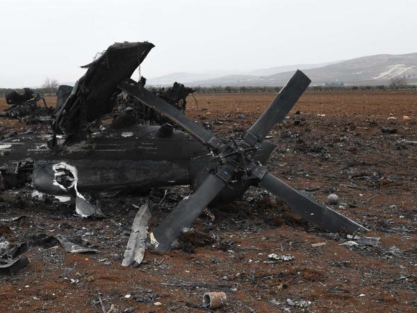 US-Soldaten ließen einen defekten Helikopter zurück in Syrien.