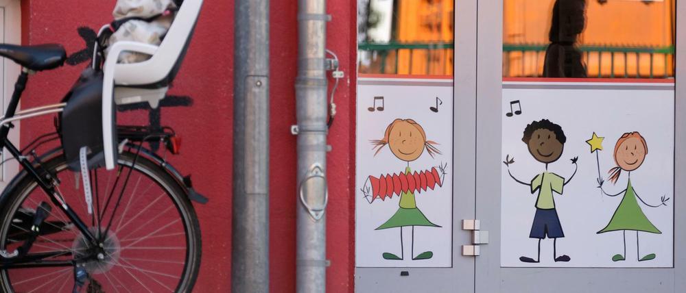 Sachsen, Leipzig: Ein Fahrrad mit Kindersitz steht am Eingang einer Kindertagesstätte (Symbolbild)
