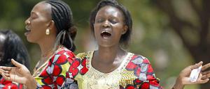 In ganz Kenia hat die dreitätige Staatstrauer für die 148 Opfer des Massakers an der Garissa Universität mit Ostergottesdiensten begonnen. Christliche Bischöfe und muslimische Geistliche riefen die Kenianer dazu auf, sich von der somalischen Al-Schabaab-Miliz nicht in einen Religionskrieg ziehen zu lassen. 