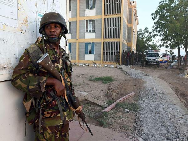 Am frühen Abend begann die kenianischen Armee, den Campus in Garissa zu erstürmen. Das Foto zeigt einen Soldaten, der seine Kollegen sichert. 