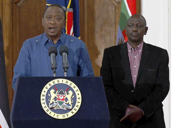 Am Freitag kündigte Kenias Präsident Uhuru Kenyatta an, dass seine Regierung den kenianischen Lebensstil gegen den Terrorismus verteidigen werde. Er rief die überlebenden Studenten der Garissa Universität auf, ihre Ausbildung abzuschließen. Neben ihm steht sein Vize, William Ruto. 