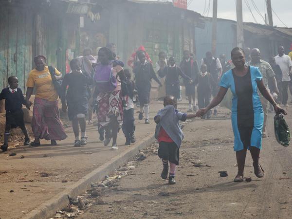 Tränengas über Kibera am 23. Mai diesen Jahres. Die Opposition protestiert gegen die Kommission für die Vorbereitung der Parlamentswahlen im nächsten Jahr. Sie halten die Kommission für korrupt. 