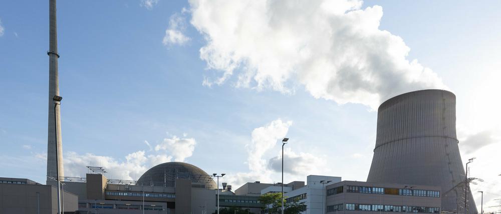 Blick auf das Kernkraftwerk Emsland (KKE) mit seinem Kühlturm. 