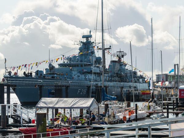 Verteidigungsministerin Kramp-Karrenbauer will am Feiertag einen Truppenbesuch auf der Fregatte Schleswig-Holstein machen.