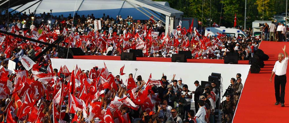 Kemal Kilicdaroglu wird auf den letzten Metern seines Marsches für Gerechtigkeit von seinen Anhängern gefeiert.