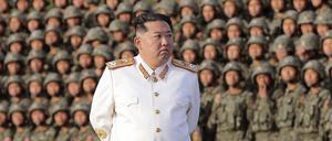 Kim Jong Un, Machthaber von Nordkorea, bei einer Militärparade am 25. April 2022 