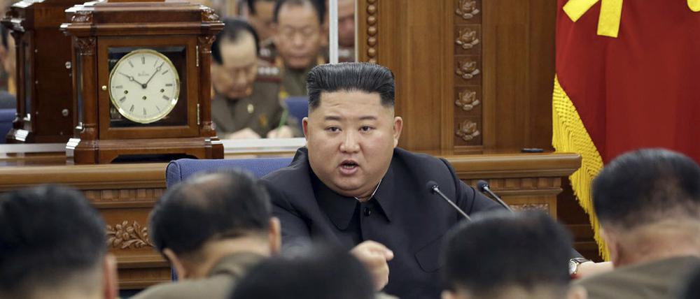 Nordkoreas Machthaber Kim Jong Un bei einem Treffen mit Militärs
