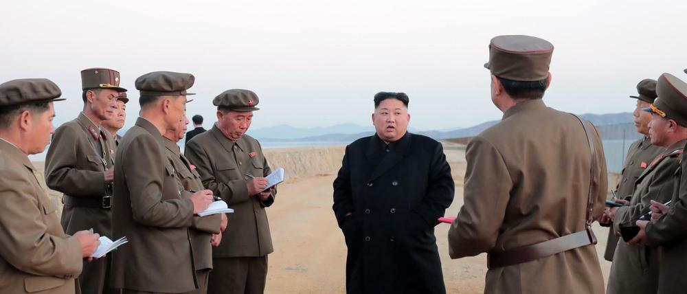 Nordkoreas Machthaber Kim Jong Un im Kreise einiger Militärs (undatiertes Foto)  