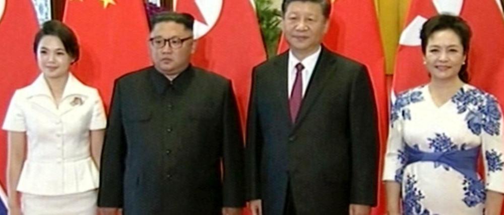 Das chinesische Fernsehen zeigt Kim Jong Un, Nordkoreas Machthaber (2.v.l.), seine Frau Ri Sol-Ju (l), Xi Jinping, Präsident von China (2.v.r.) und dessen Frau Peng Liyuan.