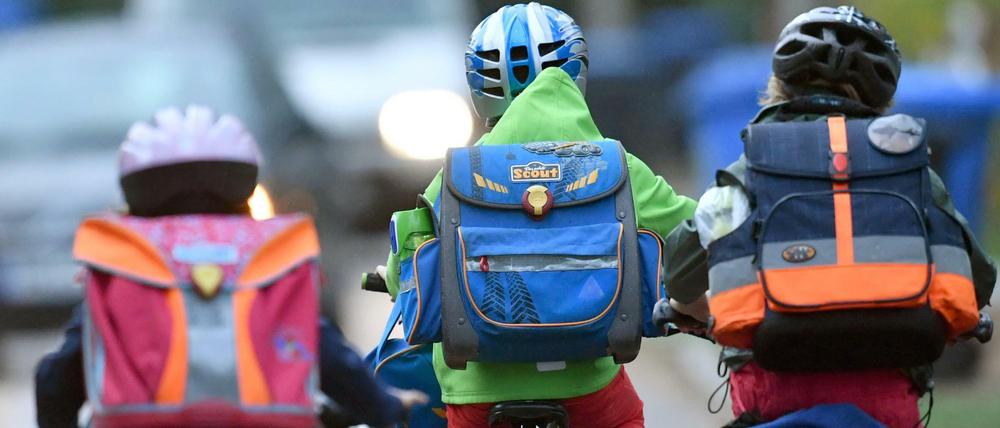 Kinder in Brandenburg mit dem Fahrrad unterwegs zur Schule.