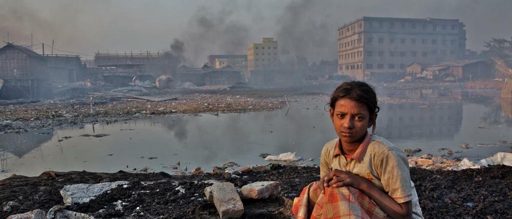 Giftige Luft: Ein Mädchen vor einer Fabrik in Bangladesch 