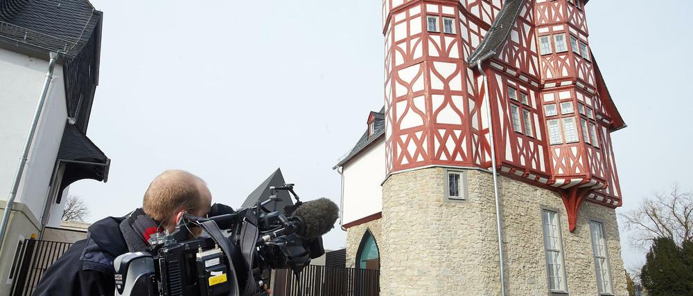Ein Kameramann nimmt den Bischofssitz in Limburg (Hessen) auf.