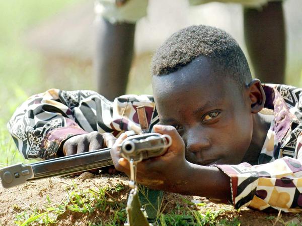 Auch in Afrika werden Jungen als Kämpfer rekrutiert.
