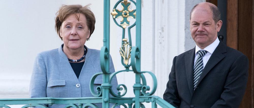 Bundeskanzlerin Angela Merkel und Bundesfinanzminister Olaf Scholz warten auf die Ankunft von EU-Kommissionspräsident Juncker.