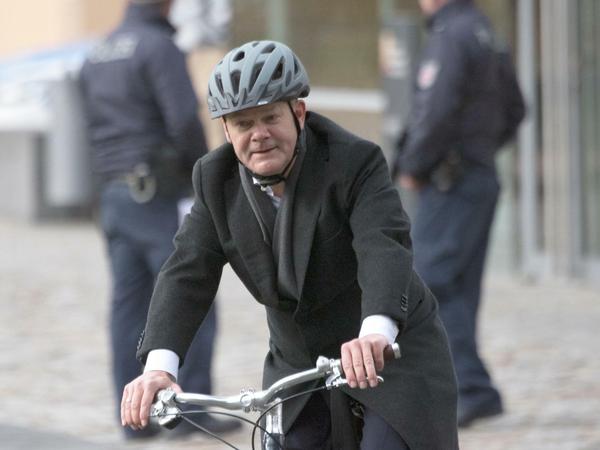 Olaf Scholz, Finanzminister, in Potsdam mit dem Fahrrad unterwegs. Als Klimaschutzpartei hat sich die SPD noch keinen Namen gemacht.